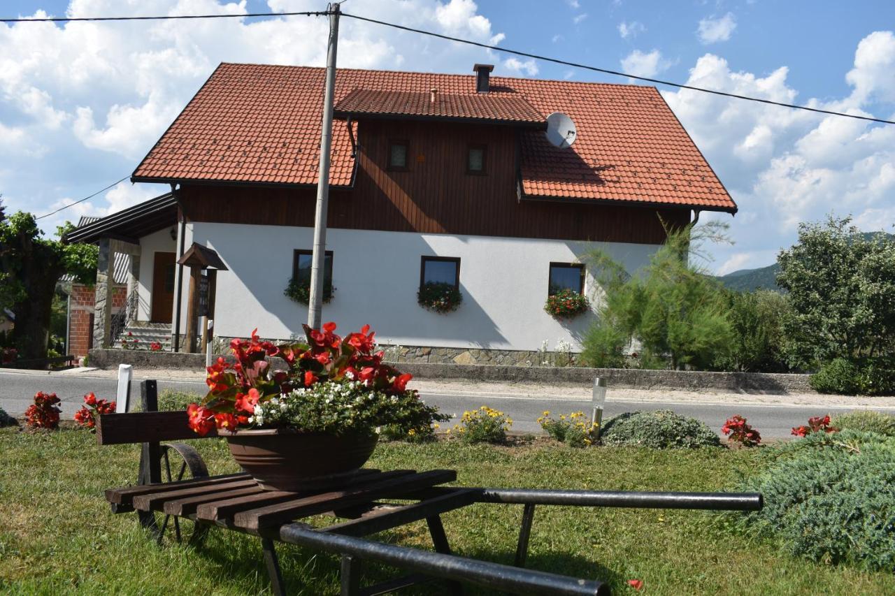 Ethno House Izvor Hotel Vrelo Korenicko Exterior photo